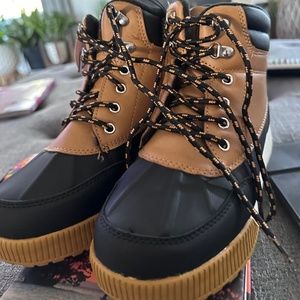 Wonder nation duck boots size 3